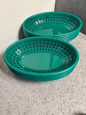 12 Green Plastic Oval Restaurant-Style
Serving Basket.